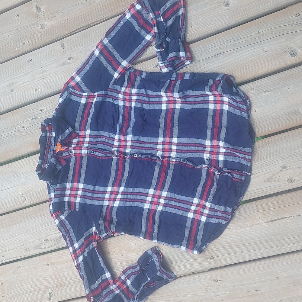 Plaid button‎ down